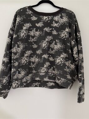 Universal thread crewneck